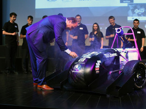 Děkan Petr Lenfeld křtí monopost Elišku.