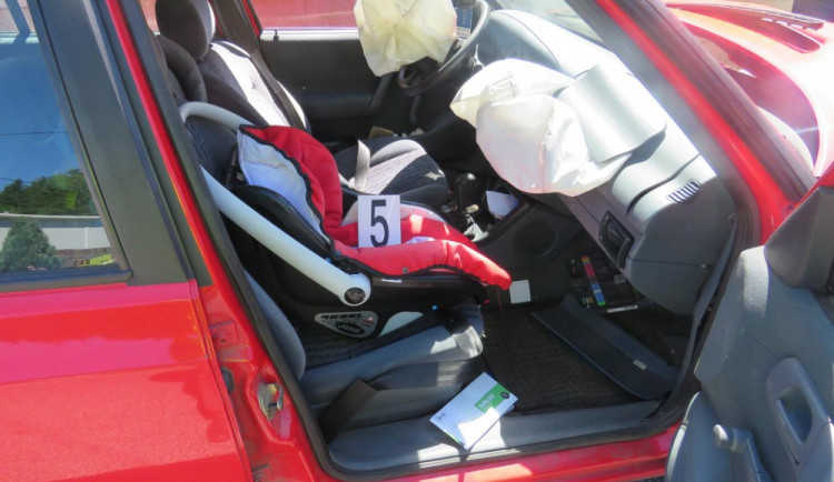 Nikdy nevlastnila řidičák, přesto usedla za volant. Havarovala i s miminkem na sedačce spolujezdce.