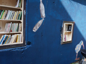 V obnoveném parčíku ve Frýdlantské ulici se dnes otevře veřejná knihovnička