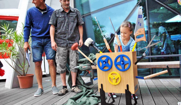 Vítězka se svým strojem.