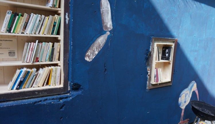 Knihovnička v parčíku.