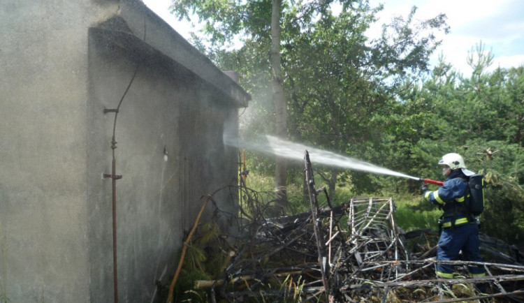 Z letadla zbyla jen ohořelá kostra.