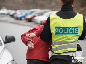 Policisté nad ránem naháněli zfetovaného Poláka v kradeném autě, honička skončila u Makra
