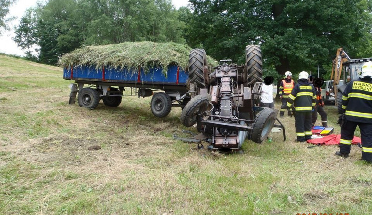 V Horní Řasnici se převrátil traktor. Při nehodě se zranila jeho dvoučlenná posádka