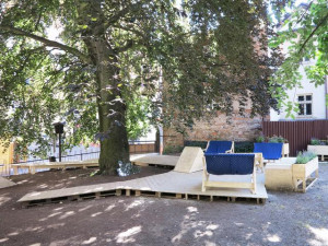 Na přeměnu zanedbaného místa v park stačil studentům jediný týden.