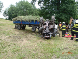 V Horní Řasnici se převrátil traktor. Při nehodě se zranila jeho dvoučlenná posádka