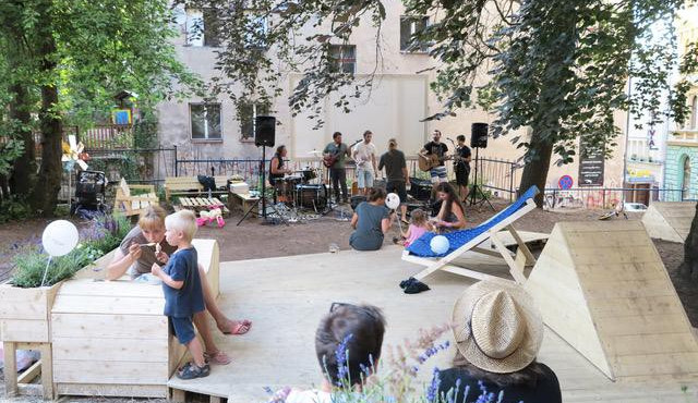 Na přeměnu zanedbaného místa v park stačil studentům jediný týden.