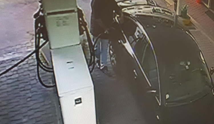 Řidič odjel i s tankovací pistolí v nádrži.