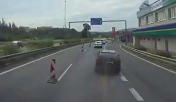 VIDEO: Řidič se snažil na poslední chvíli zařadit, při nebezpečném manévru ohrozil další dvě auta