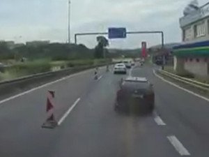 VIDEO: Řidič se snažil na poslední chvíli zařadit, při nebezpečném manévru ohrozil další dvě auta