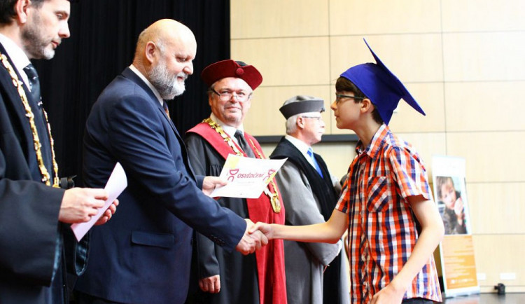 Dětské univerzita skončila promocí.