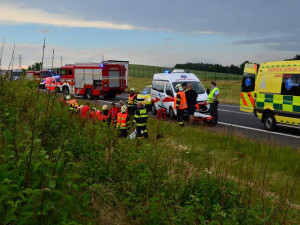 FOTO: Tři zranění u Václavic. Auto vyjelo ze silnice a převrátilo se na střechu