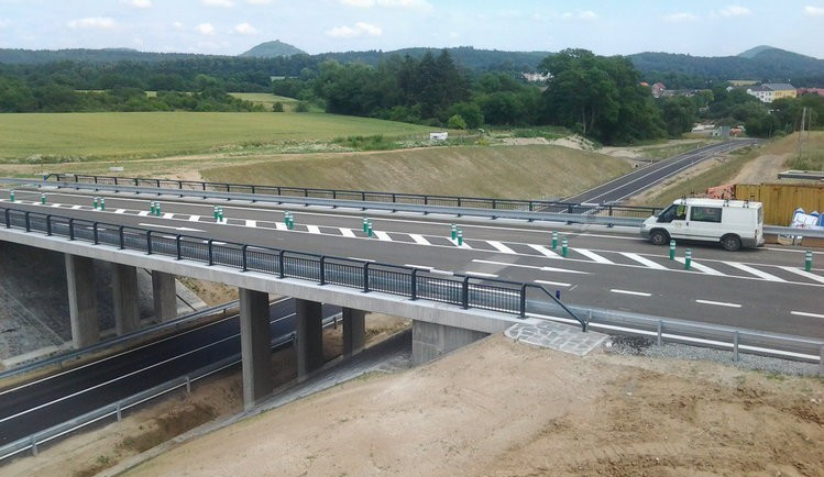 Nový úsek obchvatu kolem Dubé.