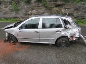 Řidič Fabie nezvládl řízení na rozlité naftě, narazil do skály