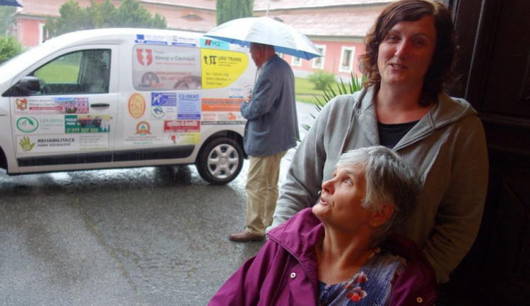 Domov důchodců ve Sloupu získal zdarma nový automobil.