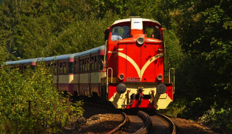 Zubačka do Harrachova láká čím dál více turistů, jejich počet se za deset let zdvojnásobil.