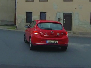 Řidič červeného Opelu se má obnažovat před dívkami. Policie ví o třech případech na Frýdlantsku