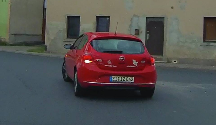 Tímto autem má muž, který se před dívkami obnažuje, jezdit.