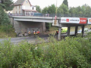 AKTUÁLNĚ: Na průtahu Libercem havarovala Octavie, auto po nárazu skončilo na střeše