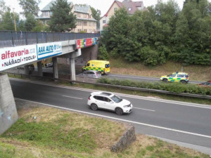 Na průtahu Libercem havarovala Octavie, auto po nárazu skončilo na střeše.