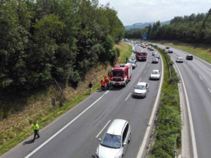 Na průtahu Libercem havarovala Octavie, auto po nárazu skončilo na střeše.