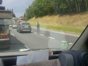 Na průtahu Libercem havarovala Octavie, auto po nárazu skončilo na střeše.