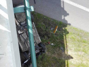 Na průtahu Libercem havarovala Octavie, auto po nárazu skončilo na střeše.