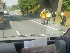 Na průtahu Libercem havarovala Octavie, auto po nárazu skončilo na střeše.