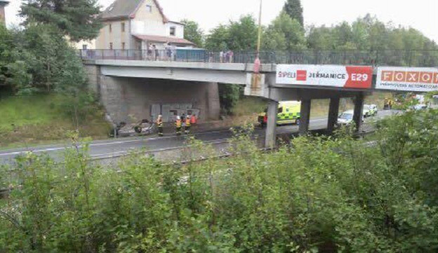 Na průtahu Libercem havarovala Octavie, auto po nárazu skončilo na střeše.