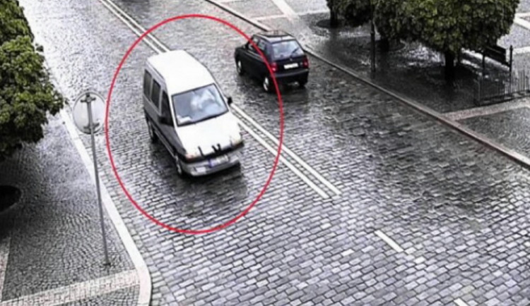 Policisté hledají tohoto řidiče.