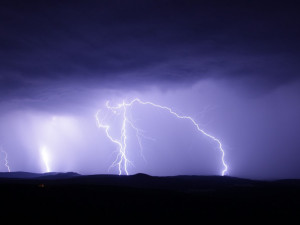 Meteorologové varují před silnými bouřkami, doprovázet je můžou kroupy a přívalové deště