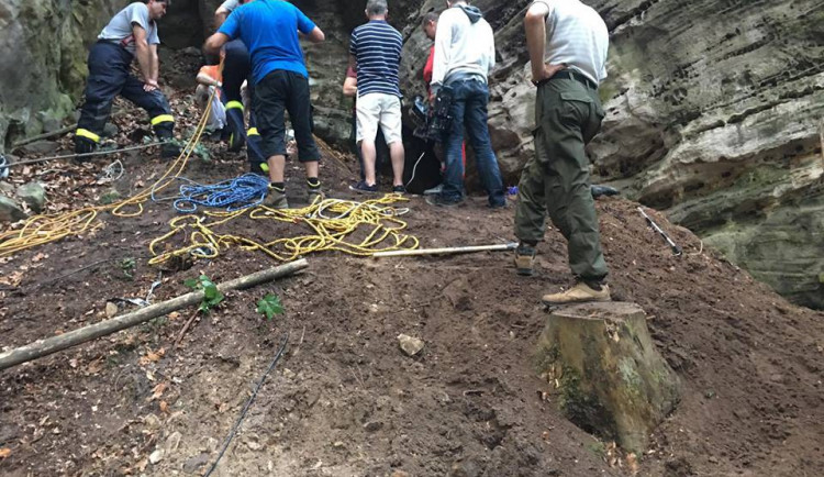 Záchranáři se snaží dostat psa ze závalu.