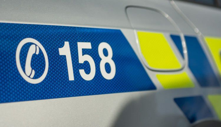 Policie pátrá po ukradených kolech z Mercedesu. Škoda je 150 tisíc