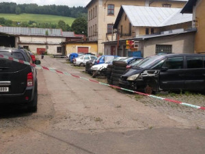 Po požáru na autovrakovišti mají dva muži popáleniny, jeden z nich navrtal nádrž.