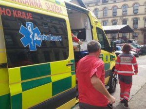 Po požáru na autovrakovišti mají dva muži popáleniny, jeden z nich navrtal nádrž.