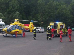 Po požáru na autovrakovišti mají dva muži popáleniny, jeden z nich navrtal nádrž.