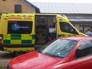 Po požáru na autovrakovišti mají dva muži popáleniny, jeden z nich navrtal nádrž.