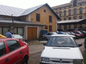 Po požáru na autovrakovišti mají dva muži popáleniny, jeden z nich navrtal nádrž.