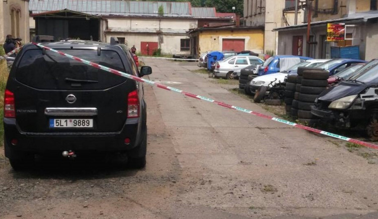 Po požáru na autovrakovišti mají dva muži popáleniny, jeden z nich navrtal nádrž.