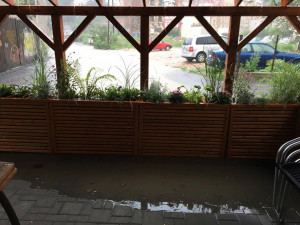 Déšť komplikoval dopravu v Liberci, voda zaplavila několik ulic v centru města.