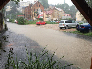 Déšť komplikoval dopravu v Liberci, voda zaplavila několik ulic v centru města.