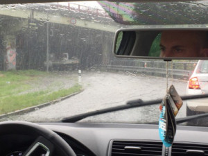 Déšť komplikoval dopravu v Liberci, voda zaplavila několik ulic v centru města.