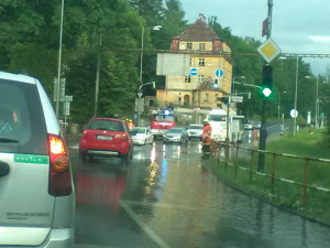 Déšť komplikoval dopravu v Liberci, voda zaplavila několik ulic v centru města.