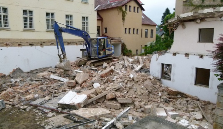 Demolice starého objektu pokračuje. 