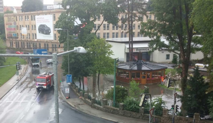 Déšť komplikoval dopravu v Liberci, voda zaplavila několik ulic v centru města.