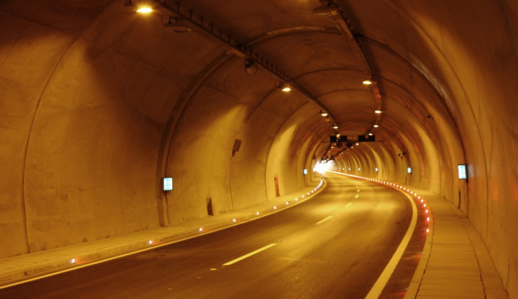 Jsou tunely pro řidiče nebezpečné? Pětina řidičů při průjezdu tunelem zápasí s úzkostí