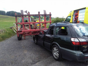 Další tragický střet auta s traktorem. Dvaatřicetiletý řidič zahynul při nehodě u Jablonného