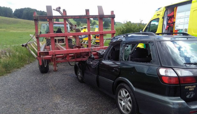 Další tragický střet auta s traktorem. Dvaatřicetiletý řidič zahynul při nehodě u Jablonného.