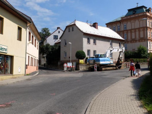 Dopravu ve Frýdlantu zkomplikuje uzavírka části ulice Husova