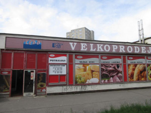 Myší trus, odpad a okousané potraviny. Inspekce zavřela další samoobsluhu.